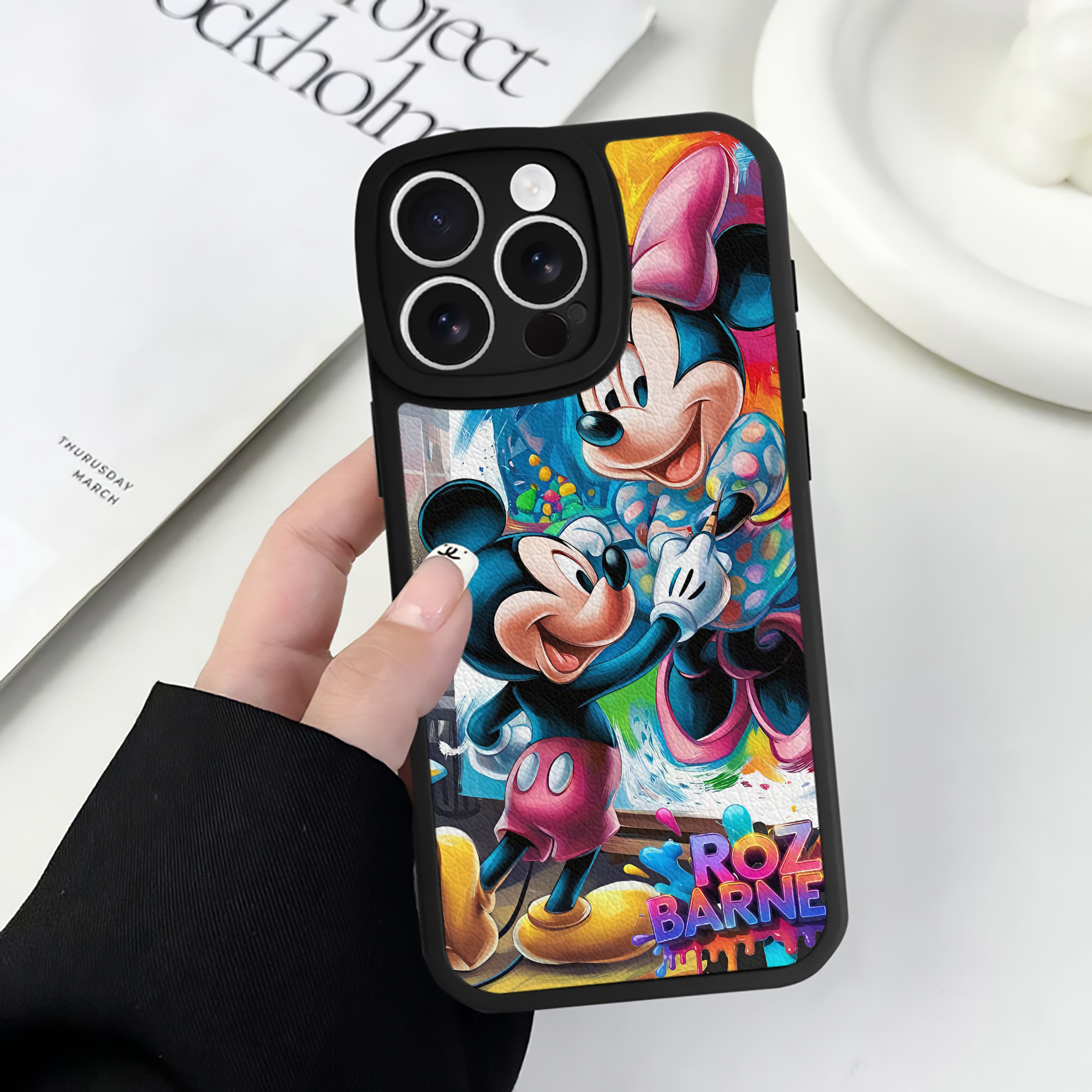 （画像用） ミッキーマウス Mickey Mouse 【iPhone 16シリーズ対応】シリコンスマホケース（レザー調） 材質：シリコン
